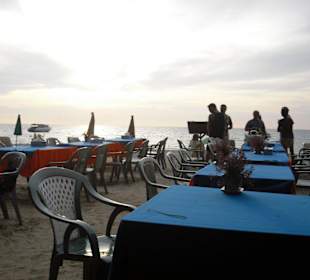Blick auf die Tische im Strandbereich