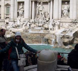 L'affollata fontana di trevi