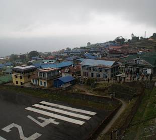 Tower und Ort Lukla