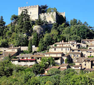 Château über dem Dorf