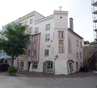 Rechts Roter Turm eingerüstet