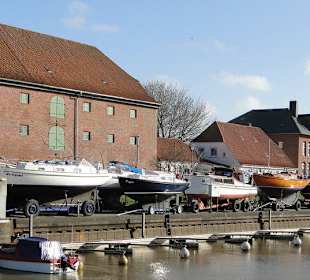 Schiffe auf Tiefladern