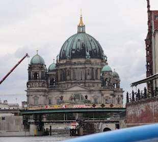 Dom von der Spree aus