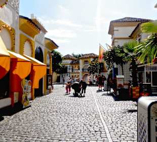 Straße zwischen Hotels und Park