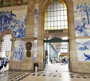 Die Pracht der Azulejos im Bahnhof São Bento