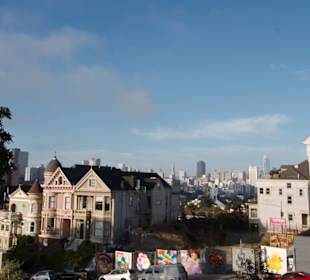 Nachbarhäuser mit Skyline von SF