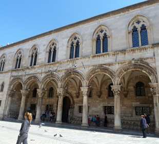 Vordere Ansicht, neben der Kathedrale