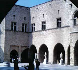 Im Innenhof des Großmeisterpalastes