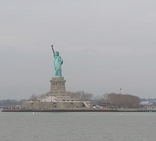 Die Freiheitsstatue wird ziemlich nah passiert