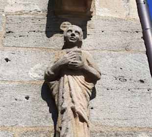 Sandsteinfiguren an der Fassade 