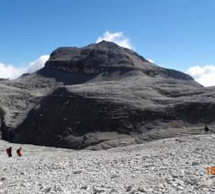 Widok z Sass Pordoi na górę obok