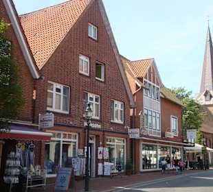 Hauptstrasse in Otterndorf, Hintergrund : Kirchtur