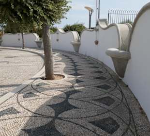 Vorplatz mit Kieselsteinboden