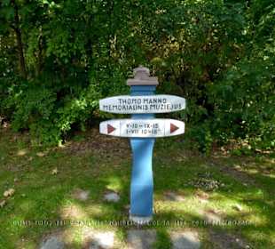 Wegweiser an der Straße Thomas Mann Kulturzentrum