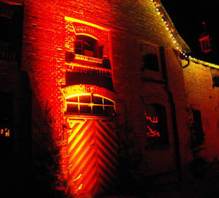 Stallung mit Strahler angeleuchtet