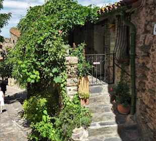 In den Gassen der Altstadt von Castelnou