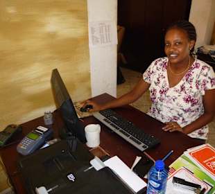 Faith bucht Flüge und Transfers