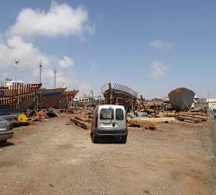 Mehrere Boote werden gleichzeitig gebaut