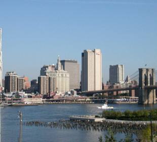 Blick zur Brooklyn Bridge und Manhattan