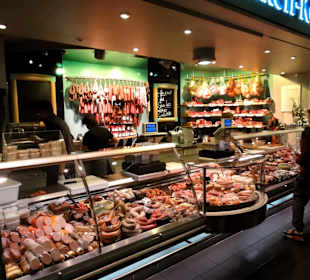 Marktstände in der Halle