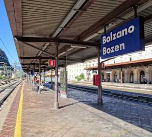 An den Gleisen des Bahnhofes Bozen