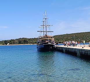 Hafen von Ilovik mit dem Schiff