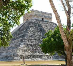 Die Pyramide vom Eingang gesehen