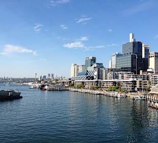 Blick zur Hafeneinfahrt mit Skyline von Sydney