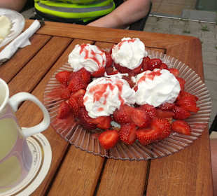 Erdbeerteller mit Sahne