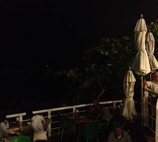 Blick aufs Meer bei Nacht von der Terrasse