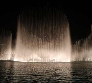 Die Wassershow vor Burj Khalifa