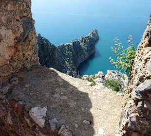 BLICK ZUM MEER DURCH DIE BURGMAUER 