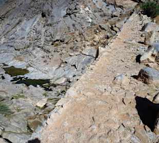 Blick von der Staumauer in die Tiefe