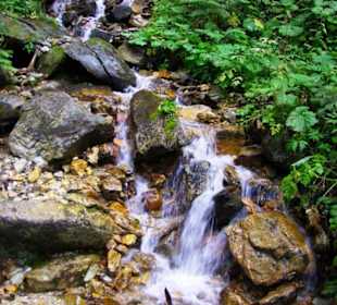 Kleine Wasserfälle am Weg entlang