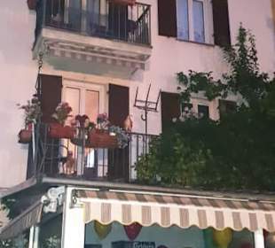 Tolle Häuser am Ufer entlang