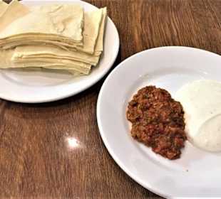 Vorne weg 2 Pasten mit Fladenbrot