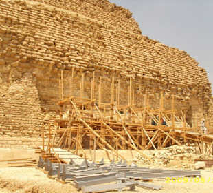 Erhaltungsarbeiten an der Pyramide