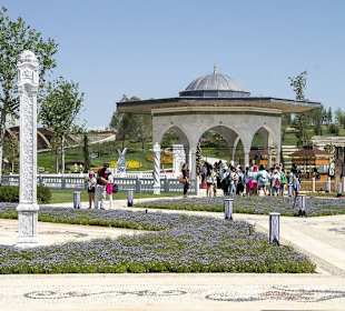 Im Hintergrund Theaterspielstätte