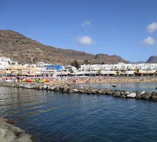 Blick auf Stran und Promenade neben Hafen