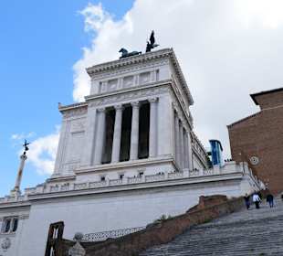 Von der Seite, auch die Treppe zu Marienkirche