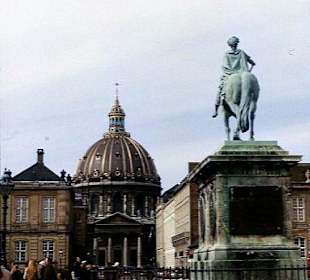 Das Schloß Amalienborg mit der Reiterstatue