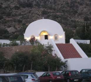 Kapelle vor dem Gebirge