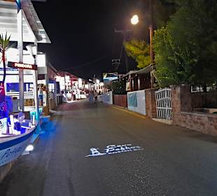 Nebenstraße mit Bars, Shopping und Tatoostudio