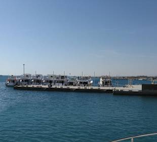 Ausblick vom Schiff auf den Hafen