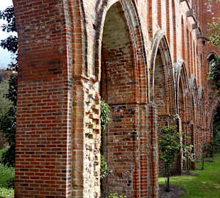 Spaziergang durch die Mauerreste des Klosters