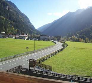Straße Richtung Stausee und Gletscher