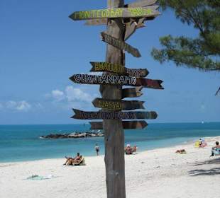 Wegweiser mit Meilenangabe für bekannte Orte