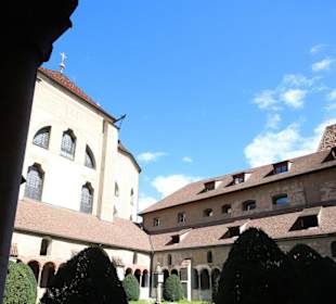 Innenhof mit steinerner Totenleuchte 