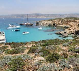 Die vom Comino Hotel & Bungalows ca. 500m entfernte blaue La