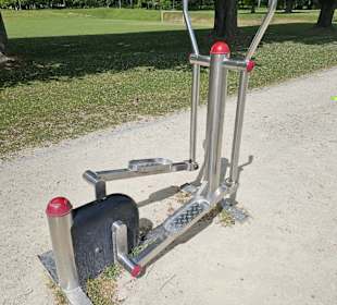 Fitnessgeräte am Streetballplatz